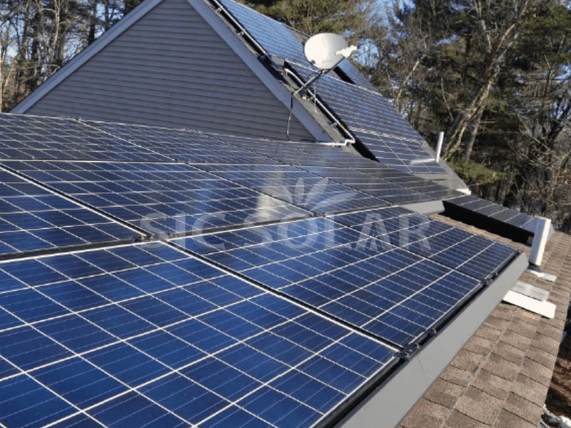 싱가포르 세라믹 타일 지붕에 설치된 30KW 태양광 패널