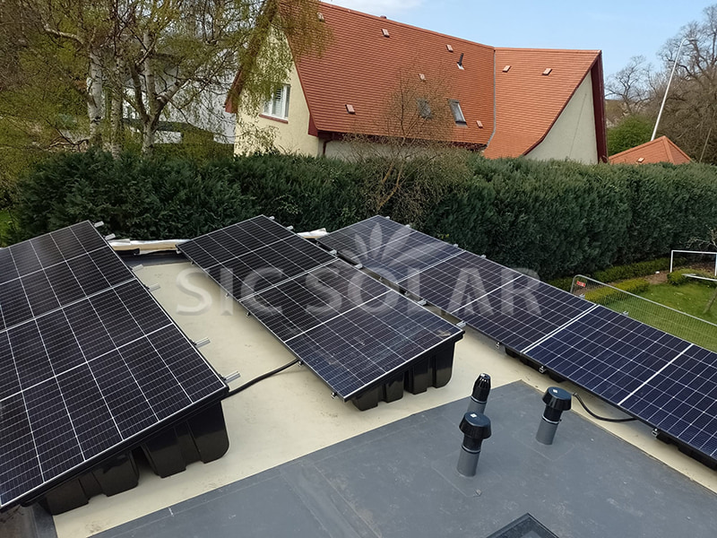 독일의 20kW 평지붕 설치형 태양광 패널